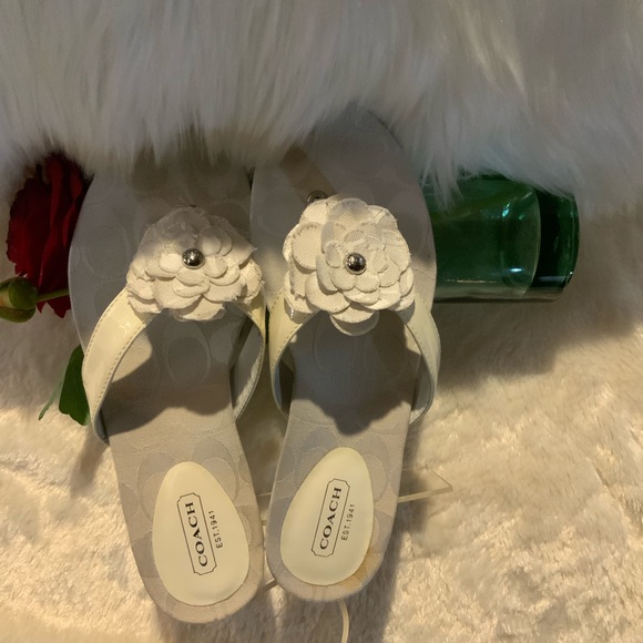 NWOT COACH - White monogram flip flops with a lovely flower on top. Sz 6 - Picture 7 of 7